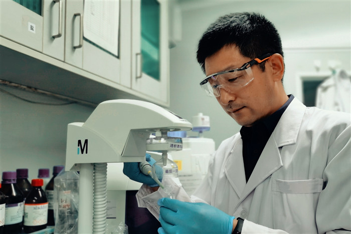 【甲子?xùn)|油情 百年大學(xué)夢(mèng)】東油學(xué)子風(fēng)采錄第七期 以“材”筑夢(mèng)，探微求真——記材料科學(xué)研究的東油追光者